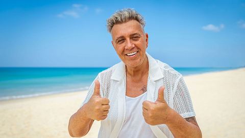 Frank Fussbroich posiert am Star-Strand von KDRS und zeigt beide Daumen nach oben - Foto: RTLZWEI - Luis Zeno Kuhn
