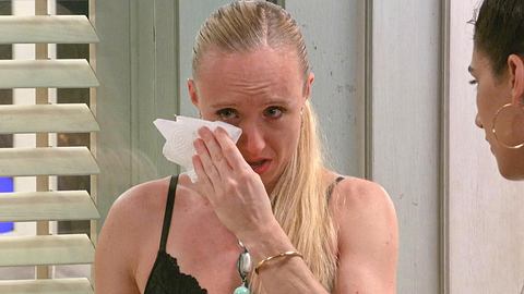Princess Charming Kandidatin Johanna weint: Die Situation überfordert sie.  - Foto: RTL 
