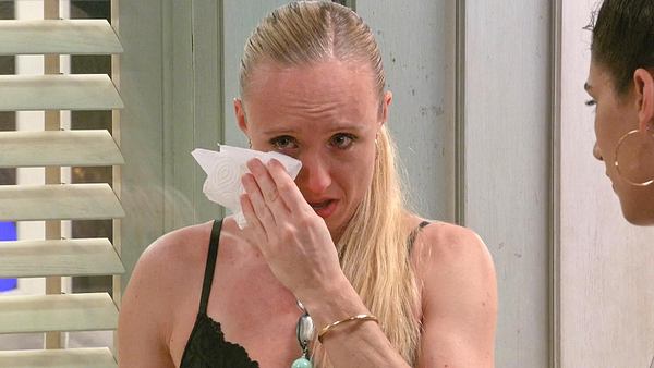 Princess Charming Kandidatin Johanna weint: Die Situation überfordert sie.  - Foto: RTL 