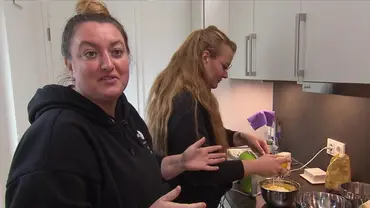 Kandidatin Saskia Sassi (30, l.) bekommt in der Küche Hilfe von ihrer Freundin Sarah Sari - Foto: Screenshot/RTL+ Kandidatin Saskia Sassi (30, l.) bekommt in der Küche Hilfe von ihrer Freundin Sarah Sari - Foto: Screenshot/RTL+