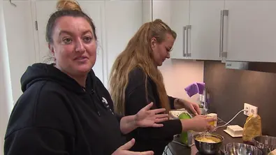 Kandidatin Saskia Sassi (30, l.) bekommt in der Küche Hilfe von ihrer Freundin Sarah Sari  - Foto: Screenshot/RTL+