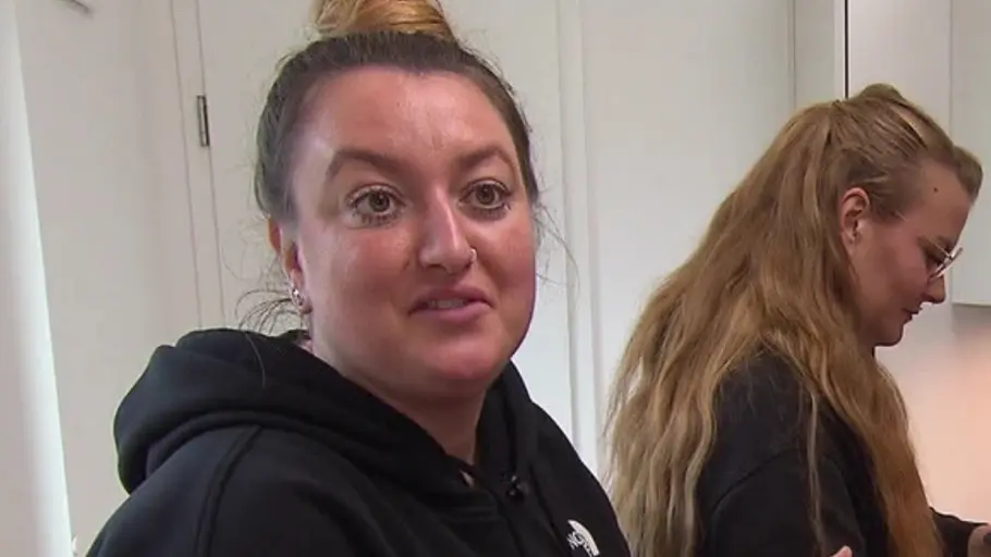 Kandidatin Saskia Sassi (30, l.) bekommt in der Küche Hilfe von ihrer Freundin Sarah Sari Kandidatin Saskia Sassi (30, l.) bekommt in der Küche Hilfe von ihrer Freundin Sarah Sari