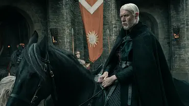 Prinz Maekar auf seinem Pferd. - Foto: Steffan Hill/HBO