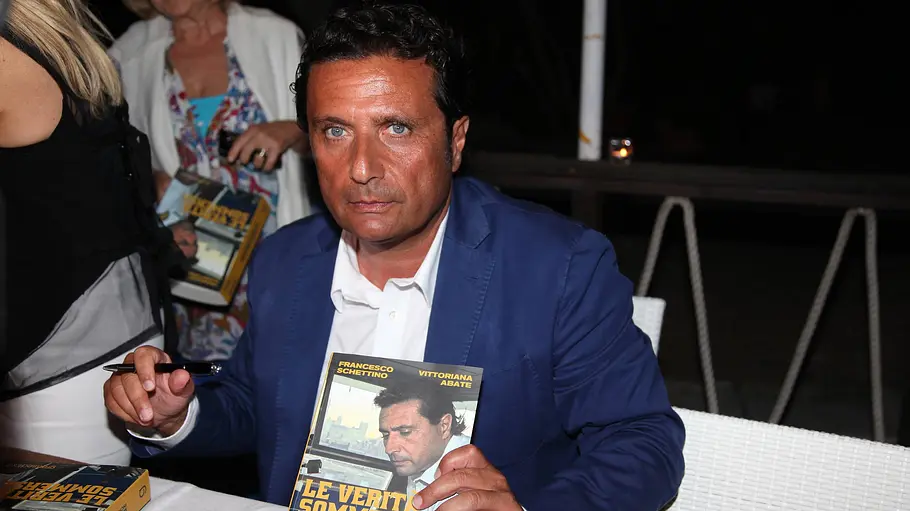 Kapitän Francesco Schettino schrieb vor seiner Haftstrafe noch ein Buch über den Untergang der Costa Concordia. Francesco Schettino mit seinem Buch bei einer Signierstunde.