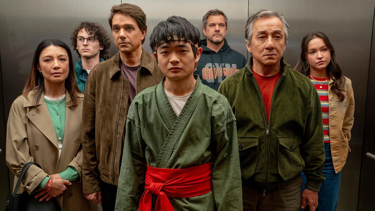 Ähnlich begeistert sieht das Publikum aus, wenn das alles entscheidende Turnier beginnt. Die Figuren aus „Karate Kid – Legends“ stehen gemeinsam im Fahrstuhl. Sie sehen gelangweilt und genervt nach vorne.