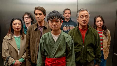Die Figuren aus „Karate Kid – Legends“ stehen gemeinsam im Fahrstuhl. Sie sehen gelangweilt und genervt nach vorne. - Foto: Sony Pictures