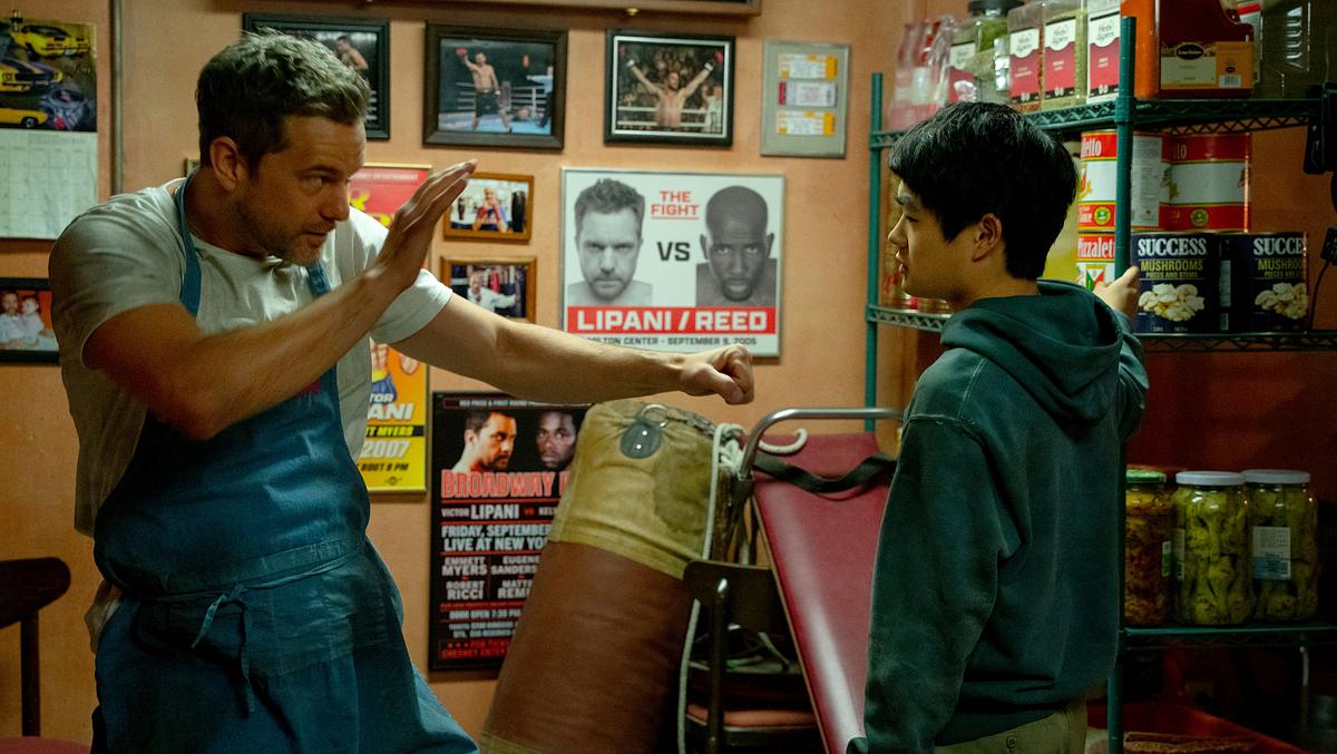 Victor kann Kung-Fu auch beim Boxen verwenden. Victor streckt seinen linken Arm aus und hebt die linke Hand schützend vors Gesicht. Li steht vor ihm.