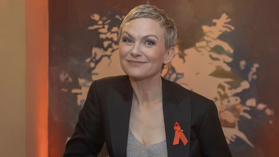 Karen Heinrichs bei TV-Event Karen Heinrichs posiert lächelnd in schwarzem Blazer bei einem Event
