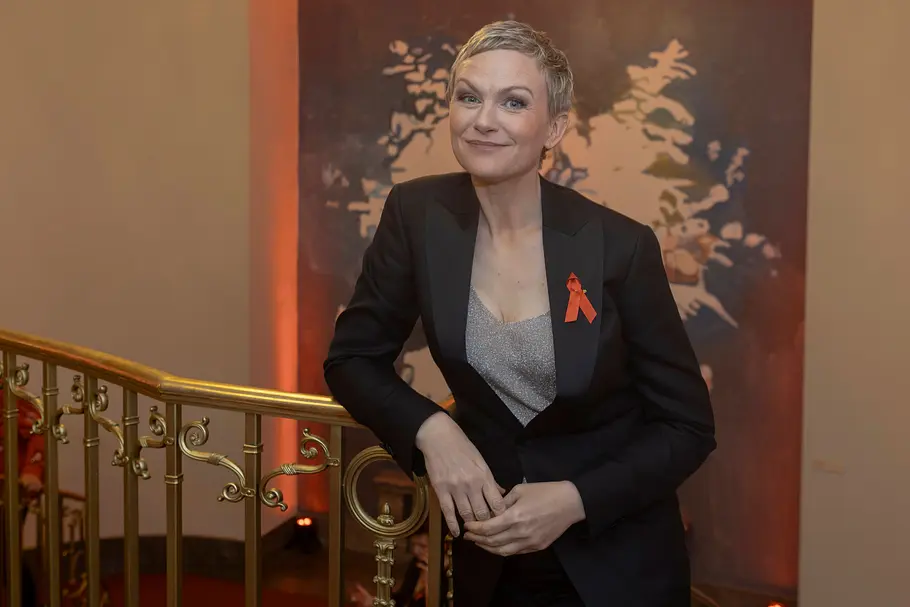 Karen Heinrichs. Karen Heinrichs lehnt an einem Treppengeländer.