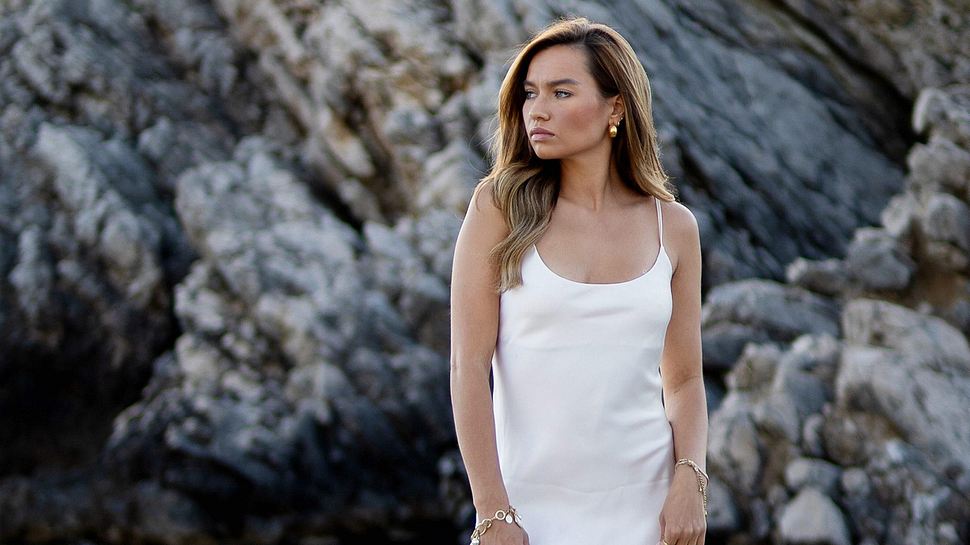 Karina Wagner schaut verträumt in die Ferne - Foto: RTL / Kevin Römmer-Kulakow