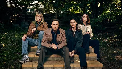 Cast von „Der Kastanienmann“ in einer angespannten Szene im Freien. - Foto: Courtesy of Netflix