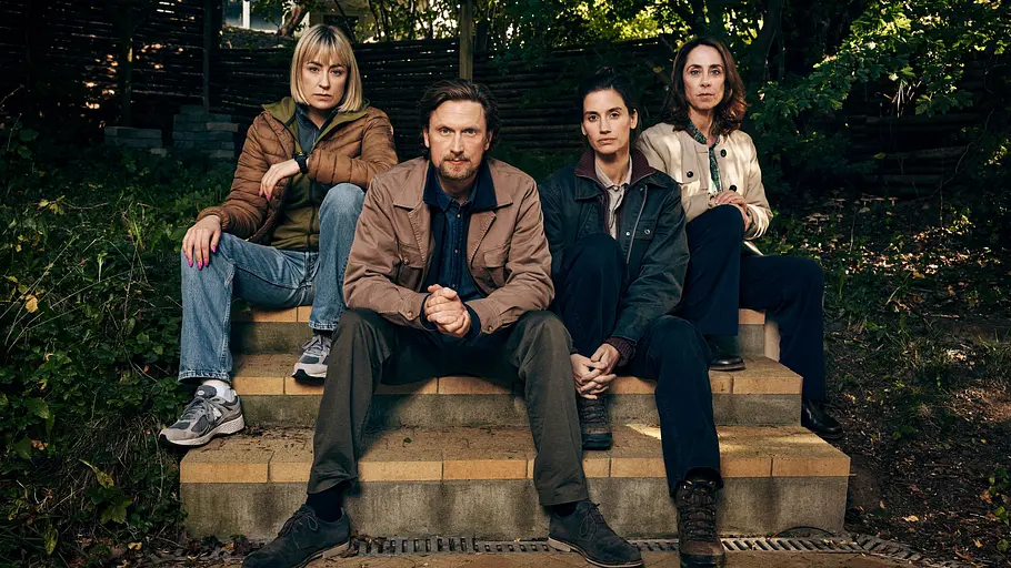 Der Kastanienmann Cast von „Der Kastanienmann“ in einer angespannten Szene im Freien.