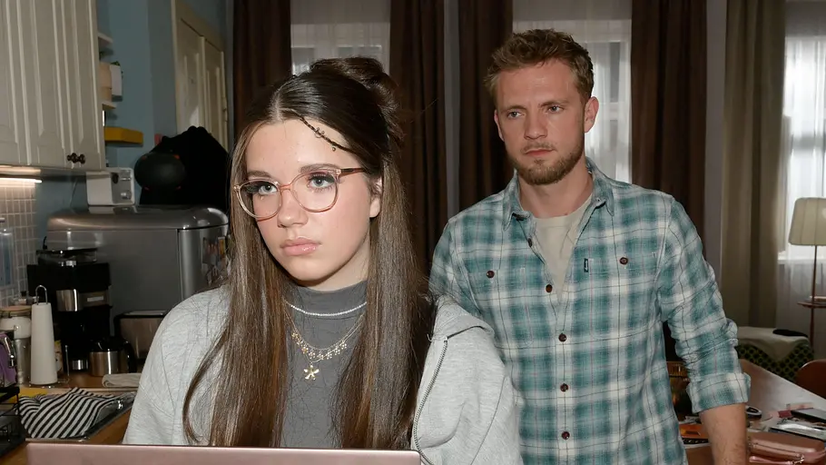 Kate schaut genervt, hinter ihr Papa Paul.