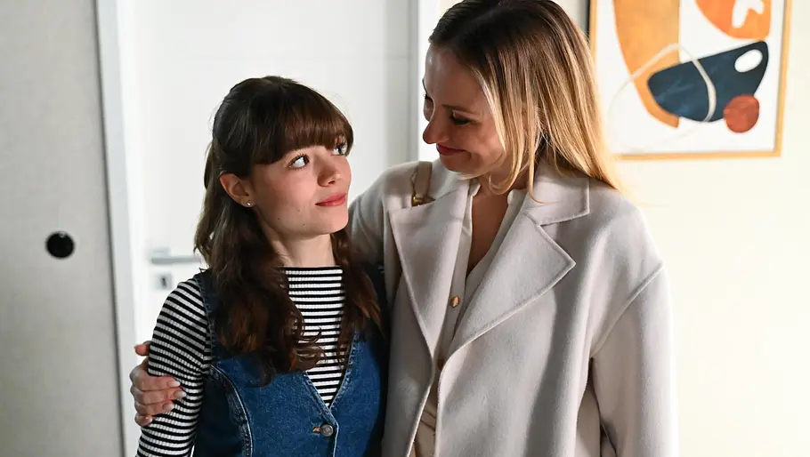 Sophia und Isabelle halten sich in den Armen. Der Teenager schaut skeptisch.