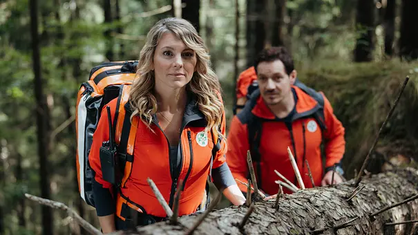 Katharina und Tobi in ihrer Bergretter-Montur. - Foto: ZDF/Sabine Finger Fotografie
