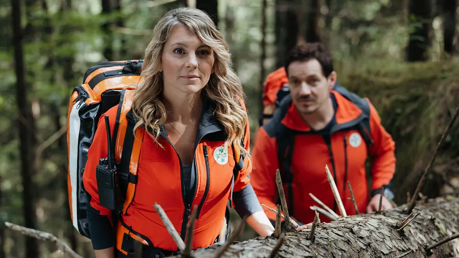 Katharina trifft eine krasse Entscheidung. Katharina und Tobi in ihrer Bergretter-Montur.