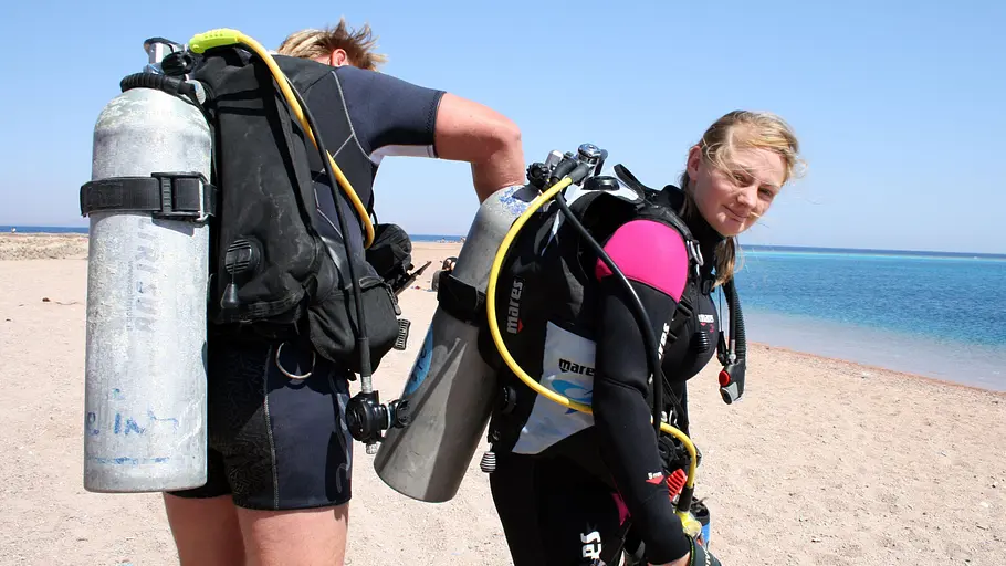 Kathrin Lockhoff Kathrin Lockhoff steht mit Taucherausrüstung