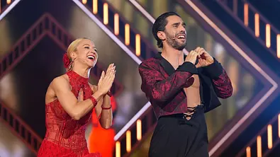 Jan Kittmann und Kathrin Menzinger in der Lets Dance-Show. - Foto: RTL / Stefan Gregorowius