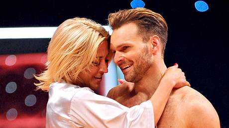 Kathrin Menzinger und Vadim Garbuzov, hier oberkörperfrei, schmiegen ihre Köpfe aneinander. Sie waren einst ein Paar.  - Foto:  IMAGO / STAR-MEDIA