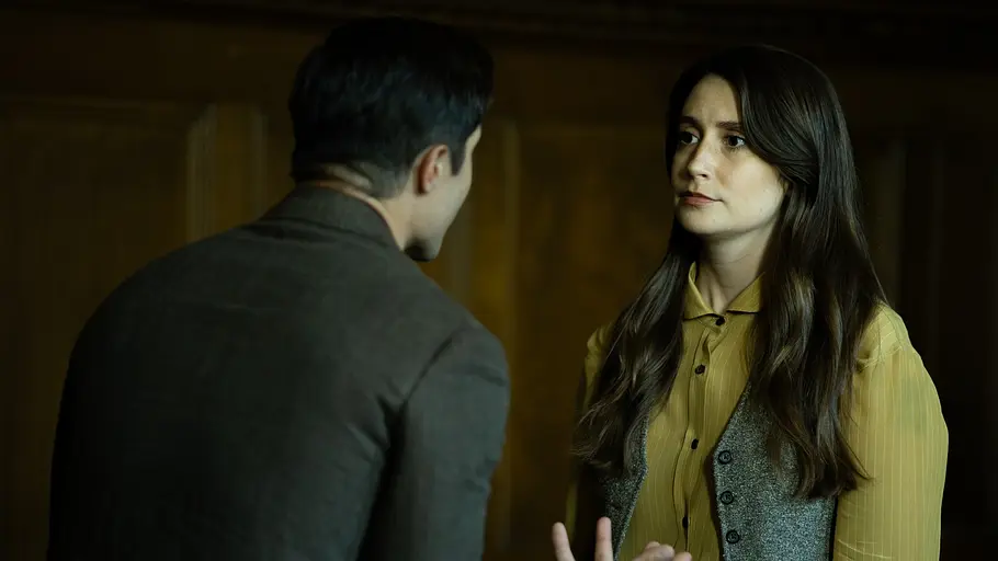 Katie hat endgültig genug von Archie. Katie steht vor Archie, er ist nur von hinten zu sehen.