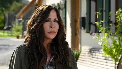 Frühling - Blick ins Morgen: Katja Baumann (Simone Thomalla) schaut mit ernstem Gesichtsausdruck zur Seite. - Foto: ZDF/Barbara Bauriedl Frühling - Blick ins Morgen: Katja Baumann (Simone Thomalla) schaut mit ernstem Gesichtsausdruck zur Seite. - Foto: ZDF/Barbara Bauriedl