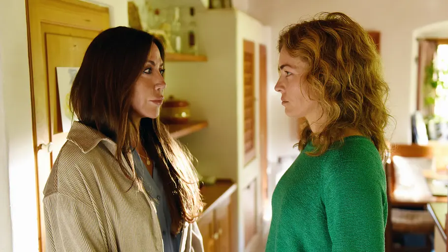 Katja und Trixie Katja Baumann und Trixie Weber aus der ZDF-Serie „Frühling“ stehen sich in einer Wohnung gegenüber und führen ein angespanntes Gespräch über das mögliche Vaterschaftsgeheimnis.