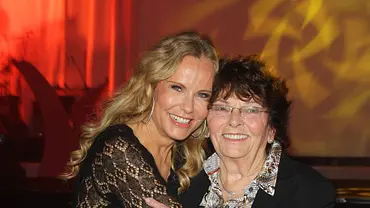 Katja Burkard mit Mutter Elfriede bei der Kinderlachen Gala - Foto: IMAGO / Eventpress