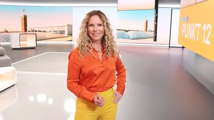 Katja Burkard moderiert nicht weniger —entlastet wird sie trotzdem. Katja Burkard im Studio von „Punkt 12“.