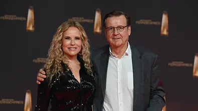 Katja Burkard steht neben ihrem Ehemann Hans Mahr – beide lächeln in die Kamera, Hans hält den Arm um sie.  - Foto: IMAGO / Horst Galuschka