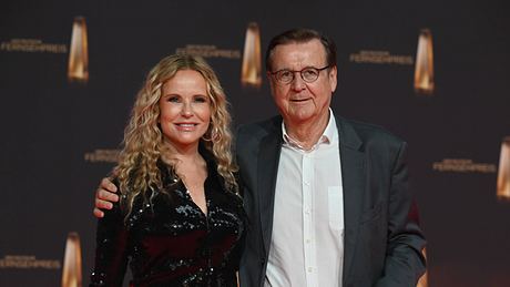 Katja Burkard steht neben ihrem Ehemann Hans Mahr – beide lächeln in die Kamera, Hans hält den Arm um sie.  - Foto: IMAGO / Horst Galuschka