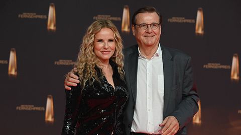 Moderatorin Katja Burkard und ihr Mann Hans Mahr kommen zur Gala und Verleihung des Deutschen Fernsehpreis in Köl - Foto: IMAGO / Horst Galuschka
