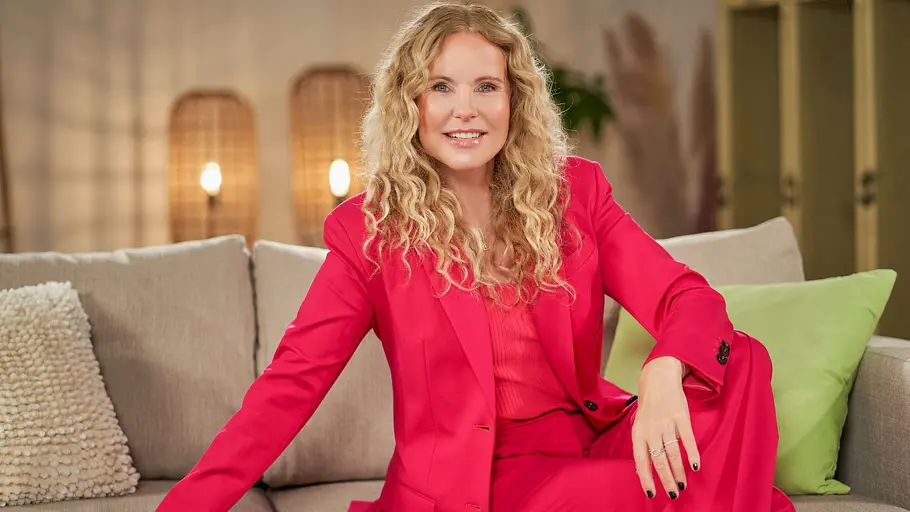 Katja Burkard wird im Jahr 2027 kürzertreten. Katja Burkard posiert für die Kamera.