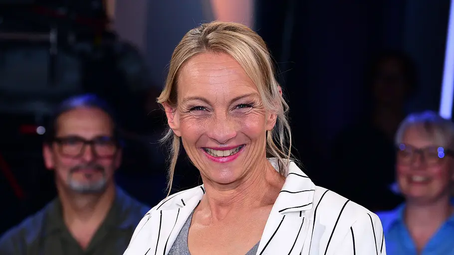 Katja Just Unternehmerin und Halligbewohnerin Katja Just lächelt während einer TV-Aufzeichnung in die Kamera.