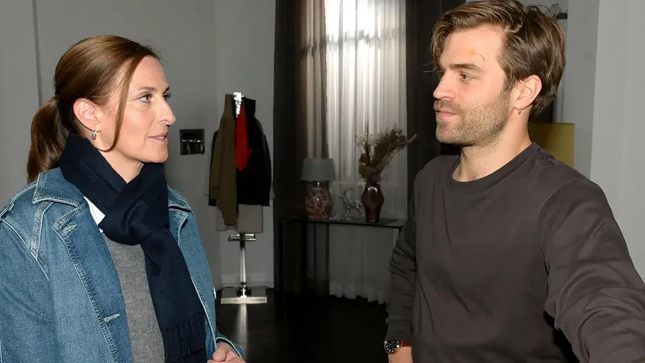 Katrin und Julian haben eine Abmachung. Katrin und Julian stehen sich skeptisch gegenüber.