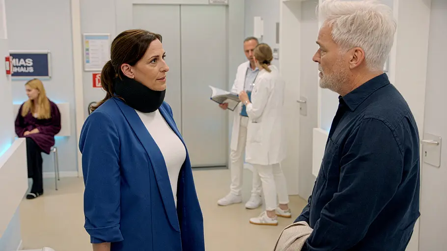 Kann Katrin Kaltenbach vertrauen? Katrin und Kaltenbach stehen sich im Krankenhaus gegenüber.
