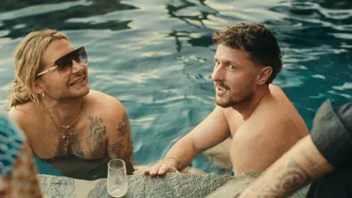 Bill Kaulitz und Jannik Kontalis im Pool. - Foto: Netflix