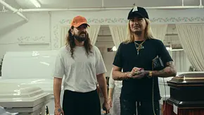 Bill und Tom stehen zwischen Särgen. - Foto: Netflix Bill und Tom stehen zwischen Särgen. - Foto: Netflix