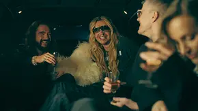 Tom und Bill Kaulitz sitzen schick mit FreundInnen in einer Stretch-Limo. - Foto: © 2026 Netflix, Inc. Tom und Bill Kaulitz sitzen schick mit FreundInnen in einer Stretch-Limo. - Foto: © 2026 Netflix, Inc.