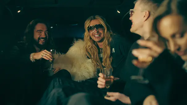 Tom und Bill Kaulitz sitzen schick mit FreundInnen in einer Stretch-Limo. - Foto: © 2026 Netflix, Inc.