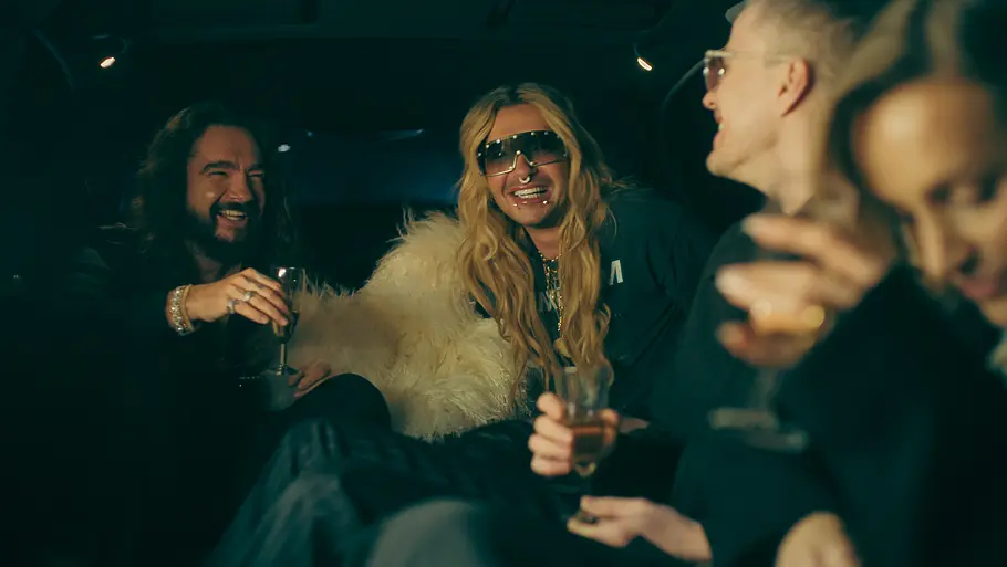 Kaulitz & Kaulitz Tom und Bill Kaulitz sitzen schick mit FreundInnen in einer Stretch-Limo.