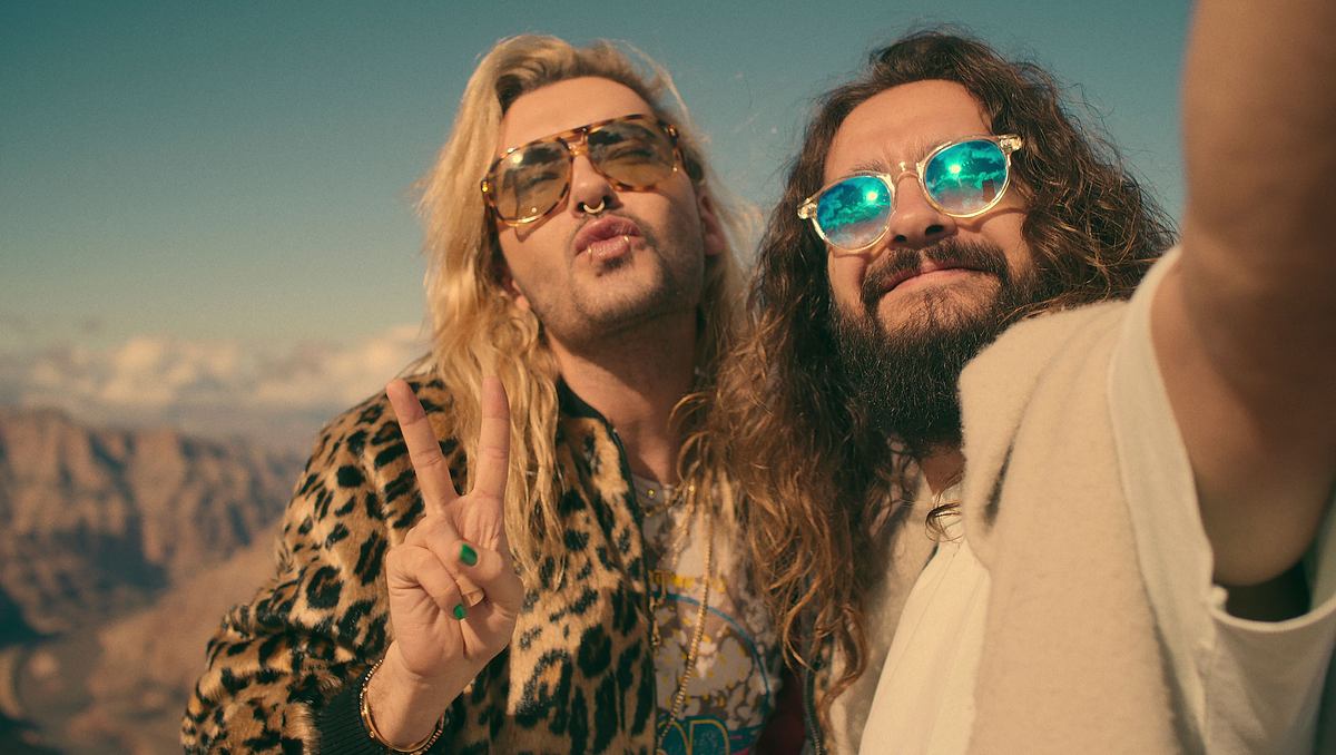 Bill und Tom Kaulitz haben nach wie vor Wurzeln in ihrer Heimat, unter anderem durch ihren BFF Andreas. Bill und Tom machen ein Selfie und lächeln in die Kamera, Bill macht einen Kussmund.