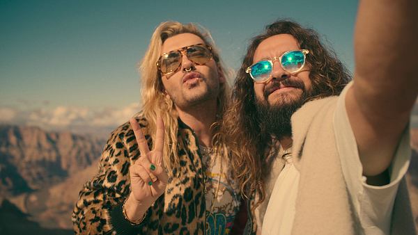Bill und Tom machen ein Selfie und lächeln in die Kamera, Bill macht einen Kussmund. - Foto: Netflix