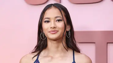 Kaylee Hottle trägt offene Haare und große Creolen. Sie lächelt in die Kamera. - Foto: IMAGO / ZUMA Press Wire