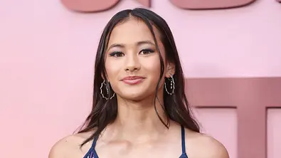 Kaylee Hottle trägt offene Haare und große Creolen. Sie lächelt in die Kamera. - Foto: IMAGO / ZUMA Press Wire