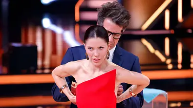 Lets Dance-Moderator Daniel Hartwich hilft Moderatorin Victoria Swarovski während der dritten Tanzshow der 19. Staffel bei ihrem Kleid. - Foto: IMAGO / Panama Pictures