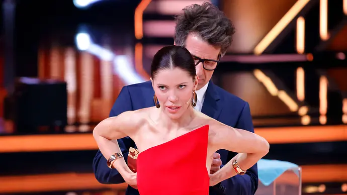 Lets Dance-Moderator Daniel Hartwich hilft Moderatorin Victoria Swarovski während der dritten Tanzshow der 19. Staffel bei ihrem Kleid. - Foto: IMAGO / Panama Pictures Lets Dance-Moderator Daniel Hartwich hilft Moderatorin Victoria Swarovski während der dritten Tanzshow der 19. Staffel bei ihrem Kleid. - Foto: IMAGO / Panama Pictures