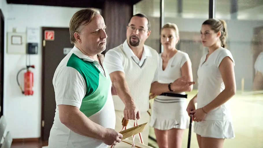 Tatort: Der Hammer Thiel und Boerne stehen adrett in einem Tennisclub vor zwei Tennisspielerinnen.