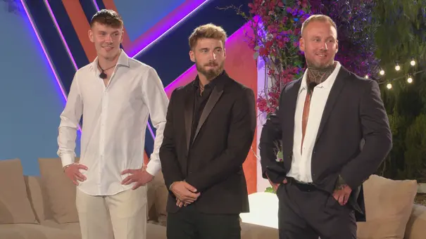 Drei Männer in eleganter Abendgarderobe stehen nebeneinander auf einem bunt beleuchteten TV-Set mit Sofas und dekorativen Pflanzen im Hintergrund. - Foto: RTL Drei Männer in eleganter Abendgarderobe stehen nebeneinander auf einem bunt beleuchteten TV-Set mit Sofas und dekorativen Pflanzen im Hintergrund. - Foto: RTL