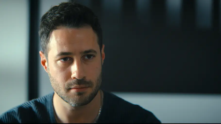 Ilker Keine Fremde Ein Mann (Ilker) schaut traurig in die Ferne in Keine Fremde bei Netflix