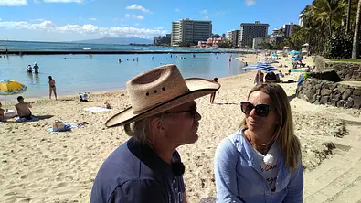 Konny und Manu Reimann sitzen in Barbados am Strand und schauen sich ernst an. - Foto: © Kabel Eins Konny und Manu Reimann sitzen in Barbados am Strand und schauen sich ernst an. - Foto: © Kabel Eins